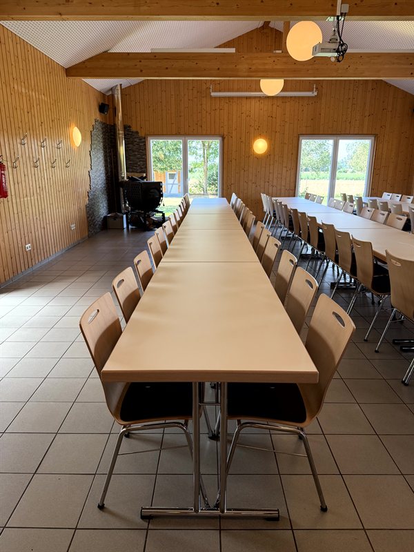 lange_tafel_stuhlreihen.jpg