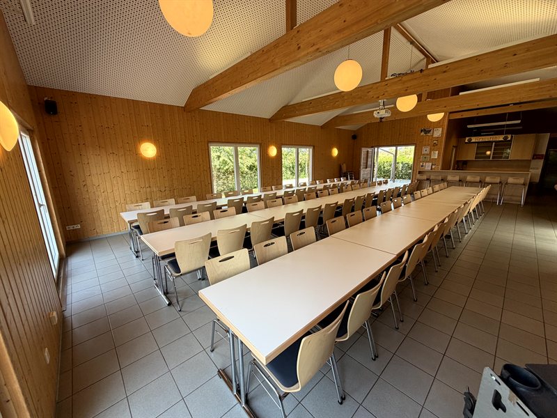 saal_tafeln_blick_zur_theke.jpg
