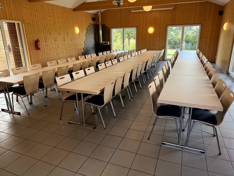 saal_tischreihen_kaminofen.jpg