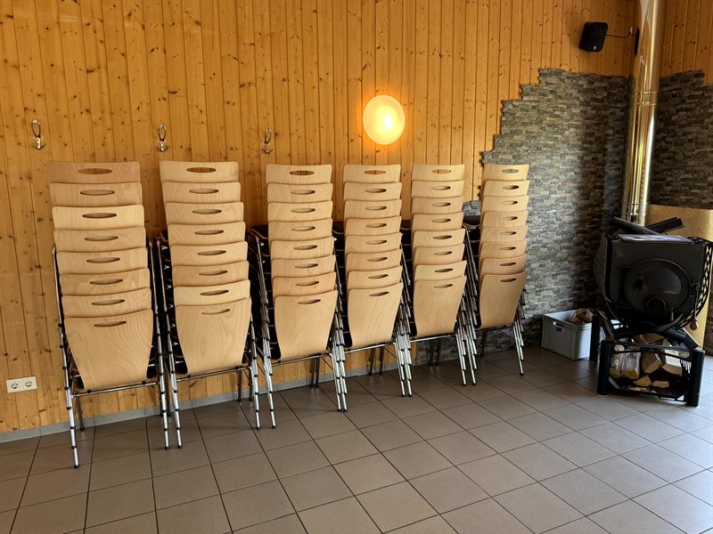 stapelstuehle_an_der_wand.jpg